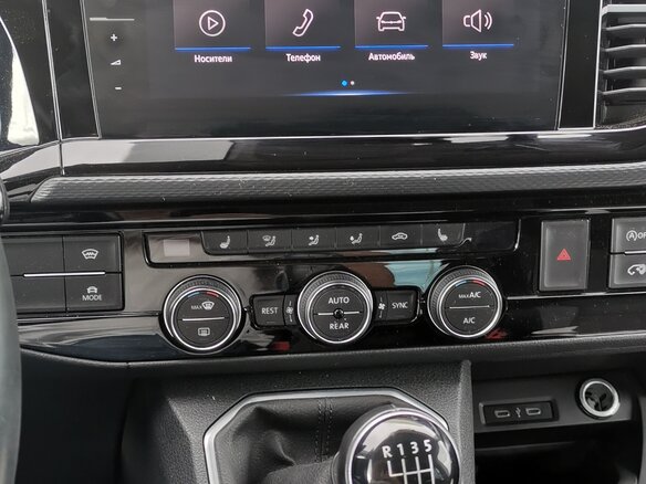 2019 Volkswagen Multivan T6 Рестайлинг, красный, 5250000 рублей - вид 29