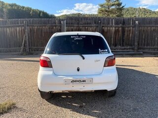 2001 Toyota Vitz I (P10), белый, 310000 рублей, вид 4
