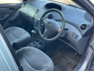 2000 Toyota Vitz I (P10), серебристый, 145000 рублей, вид 4