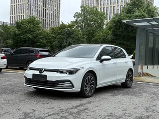 2022 Volkswagen Golf VIII, белый, 1542000 рублей, вид 3