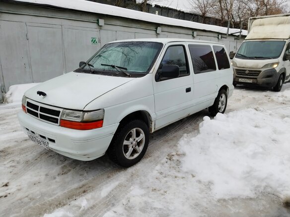 1993 Dodge Caravan II, белый, 300000 рублей