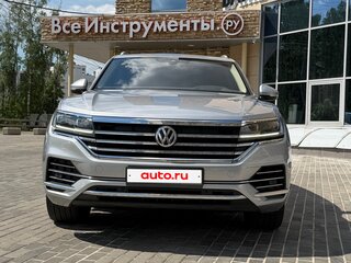 2020 Volkswagen Touareg III, серый, 5500000 рублей, вид 4