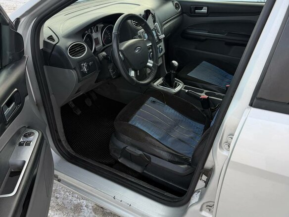 2010 Ford Focus II Рестайлинг, серебристый, 450000 рублей - вид 4