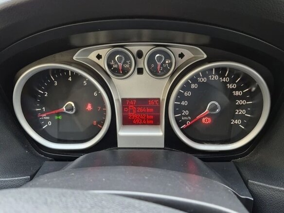 2010 Ford Focus II Рестайлинг, красный, 385000 рублей - вид 5
