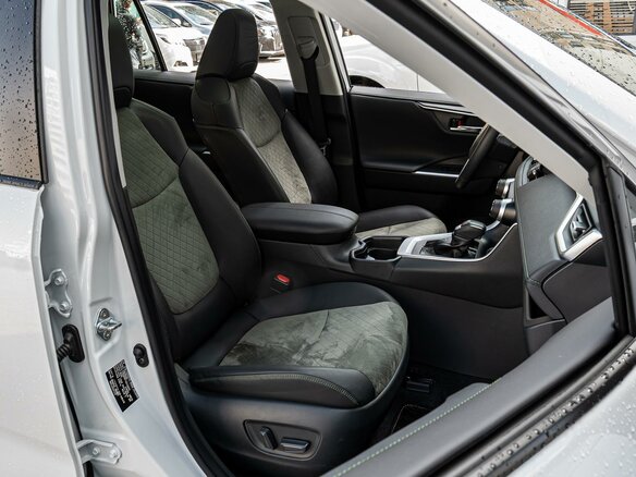 2025 Toyota RAV4 V (XA50), белый - вид 7