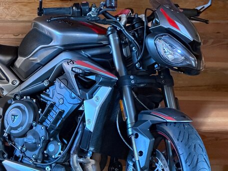 2021 Triumph Street Triple, серебристый, 830000 рублей, вид 2