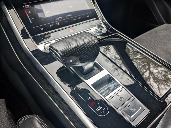 2019 Audi Q8 55 TFSI I (4M), серый, 4900000 рублей - вид 20