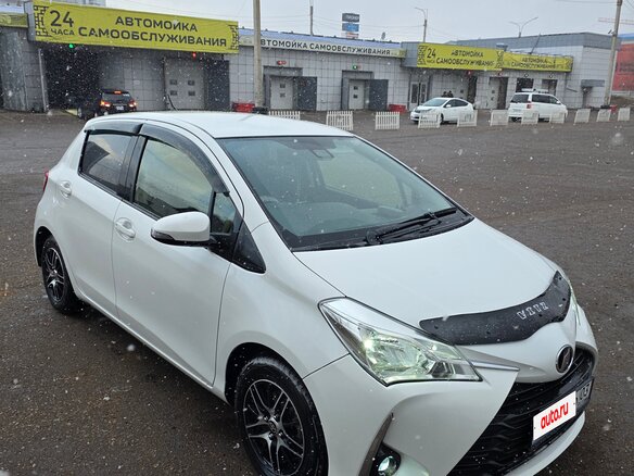 2018 Toyota Vitz III (XP130) Рестайлинг 2, белый, 900000 рублей - вид 1