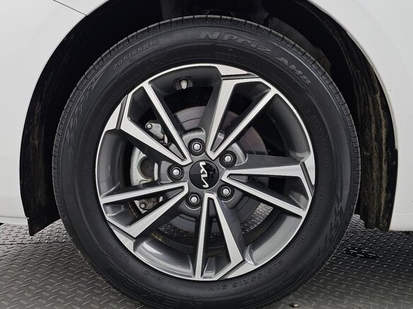 2024 Kia K3 II Рестайлинг, белый, 1950000 рублей - вид 4