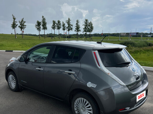 2014 Nissan Leaf (EM57) I (ZE0/AZE0), серый, 725000 рублей - вид 2