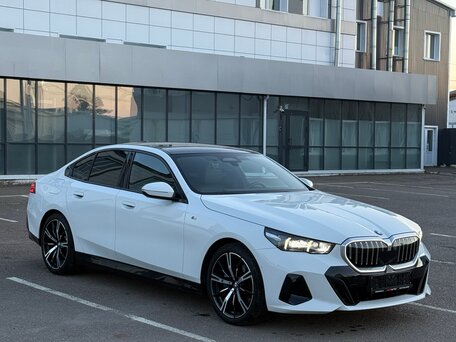 2024 BMW 5 серии 530i xDrive VIII (G60/G61/G68), белый, 6949000 рублей, вид 1