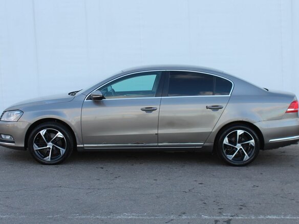 2011 Volkswagen Passat B7, коричневый, 790000 рублей - вид 3