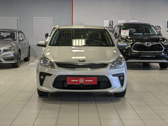 2017 Kia Rio IV, серебристый, 959900 рублей - вид 2