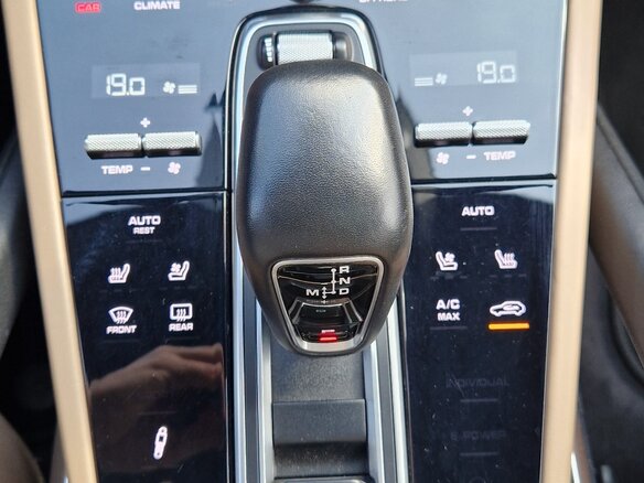 2018 Porsche Cayenne Turbo III, голубой, 9050000 рублей - вид 17