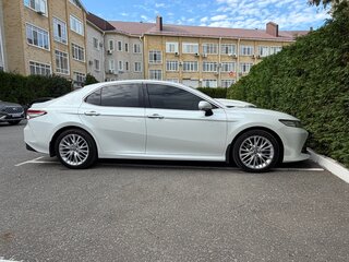 2021 Toyota Camry VIII (XV70) Рестайлинг, белый, 4200000 рублей, вид 1