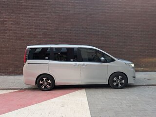 2018 Toyota Noah III (R80) Рестайлинг, серебристый, 2000000 рублей, вид 3