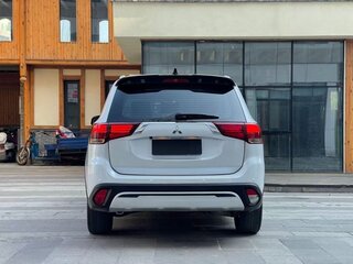 2020 Mitsubishi Outlander III Рестайлинг 3, белый, 3300000 рублей, вид 5