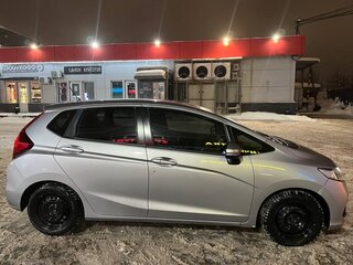 2018 Honda Fit III Рестайлинг, серебристый, 1250000 рублей, вид 3