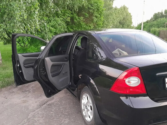 2011 Ford Focus II Рестайлинг, чёрный, 575000 рублей - вид 3
