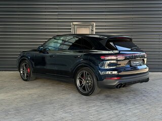 2023 Porsche Cayenne III, чёрный, 9490000 рублей, вид 3