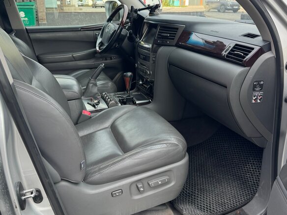 2010 Lexus LX 570 III, серебристый, 3999999 рублей - вид 13
