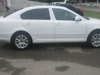 2013 Skoda Octavia II (A5) Рестайлинг, белый, 770000 рублей, вид 4