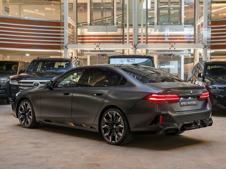 2026 BMW 5 серии 540d xDrive VIII (G60/G61/G68), чёрный, 14190000 рублей, вид 4