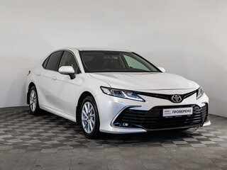 2021 Toyota Camry VIII (XV70) Рестайлинг, белый, 2699000 рублей, вид 3