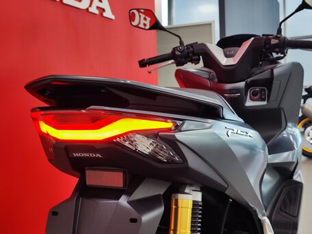 2025 Honda PCX 160, серый, 499900 рублей, вид 5