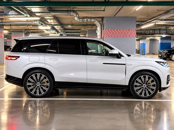 2025 Denza N9 46.9 kWh, серый, 8000000 рублей - вид 2