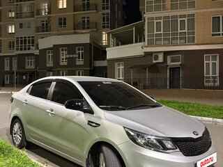2015 Kia Rio III Рестайлинг, серебристый, 950000 рублей, вид 4