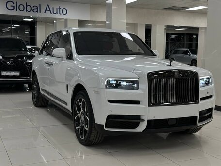 2023 Rolls-Royce Cullinan Black Badge I (Series I), белый, 43000000 рублей, вид 3