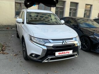 2019 Mitsubishi Outlander III Рестайлинг 3, белый, 1850000 рублей, вид 1