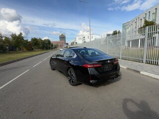 2025 BMW 5 серии 530i xDrive VIII (G60/G61/G68), чёрный, 7100000 рублей, вид 4