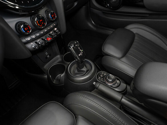 2022 Mini Hatch Cooper S III (F55/F56) Рестайлинг 2, серый, 3760000 рублей - вид 17