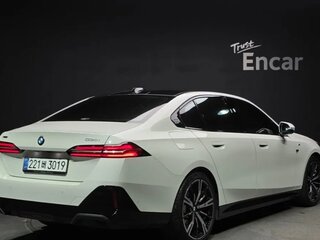 2025 BMW 5 серии 530i xDrive VIII (G60/G61/G68), белый, 7216908 рублей, вид 4