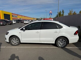 2015 Volkswagen Polo V Рестайлинг, белый, 850000 рублей, вид 3