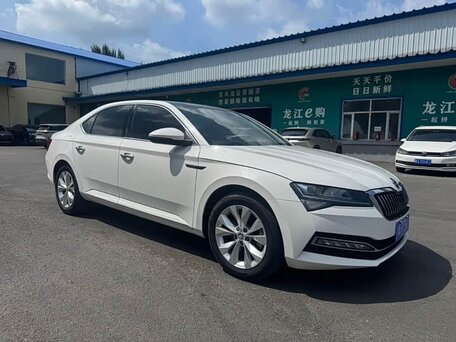 2021 Skoda Superb III Рестайлинг, белый, 1930000 рублей, вид 3