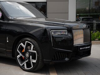 2025 Rolls-Royce Cullinan Black Badge I Рестайлинг (Series II), чёрный, 74500000 рублей, вид 4