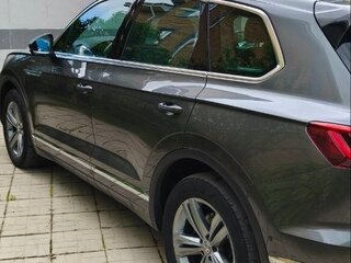 2018 Volkswagen Touareg III, серый, 3900000 рублей, вид 3