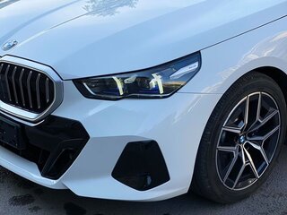 2024 BMW 5 серии 520i VIII (G60/G61/G68), белый, 6700066 рублей, вид 4