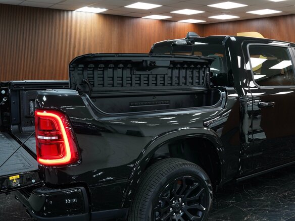 2026 Ram 1500 Crew Cab V Рестайлинг, чёрный - вид 29