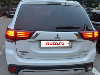 2019 Mitsubishi Outlander III Рестайлинг 3, белый, 2400000 рублей, вид 3
