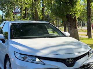 2019 Toyota Camry VIII (XV70), белый, 2050000 рублей, вид 3