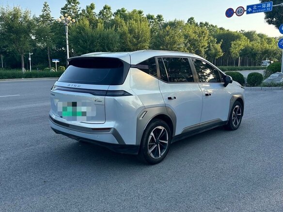 2025 Aion Y Plus 49.75 kWh, голубой, 1671001 рублей - вид 3