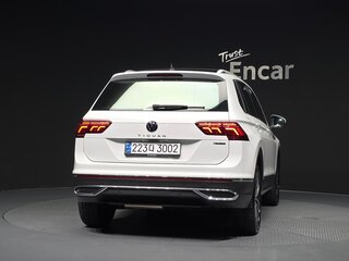 2022 Volkswagen Tiguan II Рестайлинг, белый, 2576000 рублей, вид 4