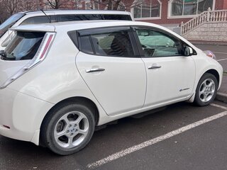 2013 Nissan Leaf (EM57) I (ZE0/AZE0), белый, 1200000 рублей, вид 3