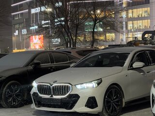 2024 BMW 5 серии 530i xDrive VIII (G60/G61/G68), белый, 7199000 рублей, вид 1