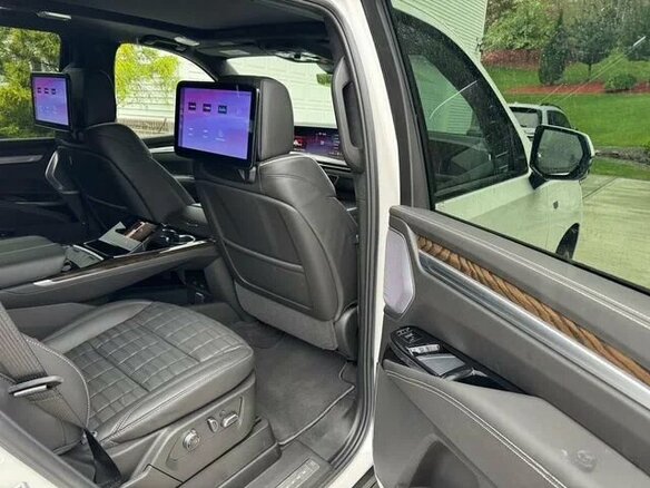 2026 Cadillac Escalade V Рестайлинг, белый, 18900000 рублей - вид 2