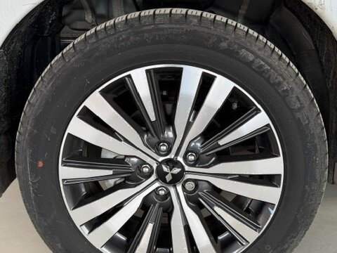 2022 Mitsubishi Outlander III Рестайлинг 3, белый, 3100000 рублей - вид 9